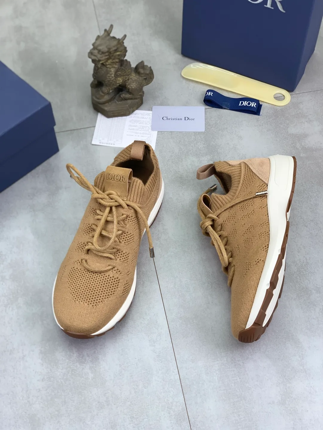 Men's men's shoes P400 new Dior Tech sneakers 2026 early spring series new products, with fashionable details, highlighting retro aesthetics. The fly-knit upper is spliced ​​with the sides of apricot transparent mesh fabric, and the leading edge of the upper window is laminated with high-frequency flat ironing and counter-pressure. The original craftsmanship is beautiful, comfortable and does not fall off. The interior is made of tonal sheep lining, which is soft and comfortable. The heel and tongue are embellished with the Paris logo. The textured TPU soles with the same tonal logo add to the high-end style.  Code number: 38-45 (46 customized)
